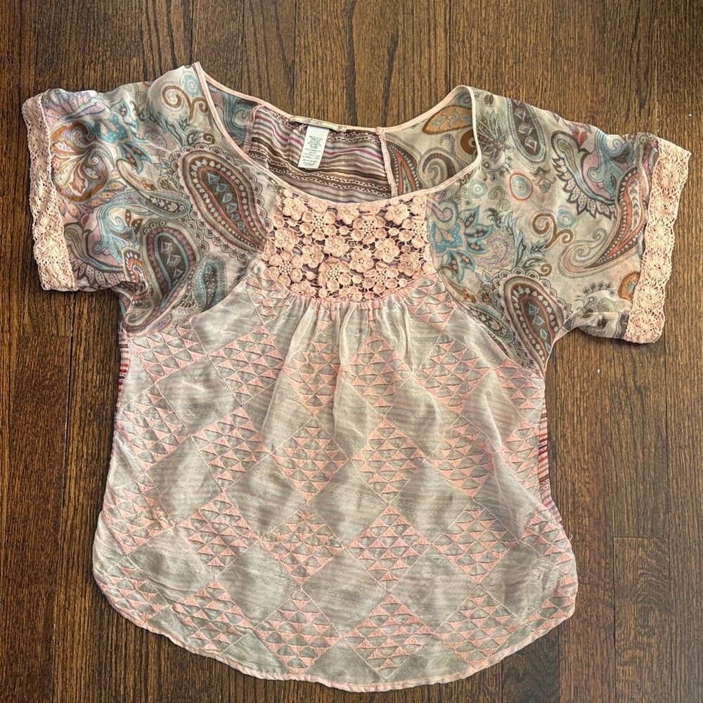 Woman XS boho style Paisley and Lace Short Sleeve Top by Language